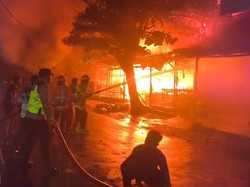 Polres Pemalang Sigap Bantu Evakuasi Barang Pedagang Saat Kebakaran Pasar Pagi