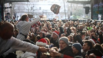 FOTO: Tradisi Unik Lelang Daging saat Natal di London