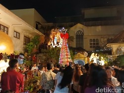 Dekorasi Natal Jadi Incaran Umat Untuk Spot Foto di Gereja Katedral Medan