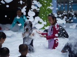 Anak Happy! Sensasi Mandi Busa di Batu Ekonomis Park Saat Libur Nataru