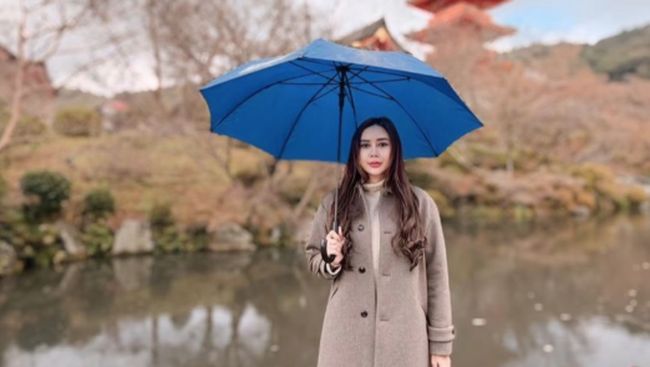 Aura Kasih pamer foto liburan ke Jepang di kala ia sedang terseret kasus dugaan perselingkuhan dengan Ridwan Kamil.