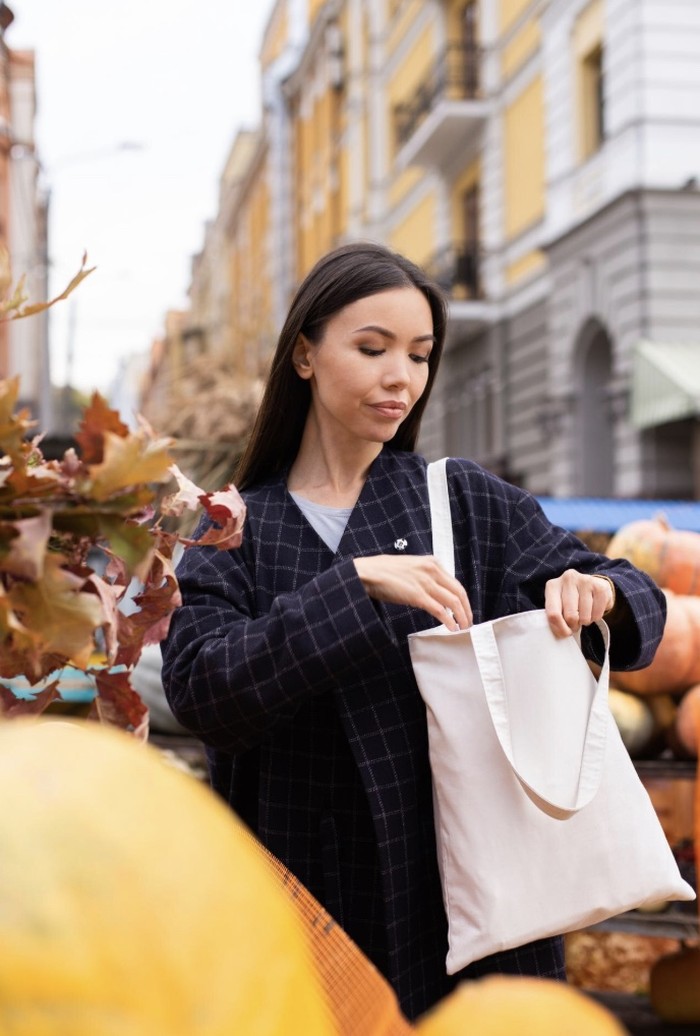Jangan lupa membawa tas belanja saat akan grocery shopping atau sekadar jajan untuk mengurangi penggunaan kantong plastik sekali pakai./ Foto: Freepik.com/garetsvisual
