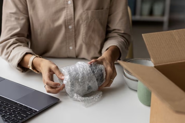 Usahakan belanja di toko dekat rumah, karena dapat menambah jejak karbon atau emisi dan sampah dari bungkus atau packaging-nya./ Foto: Freepik.com