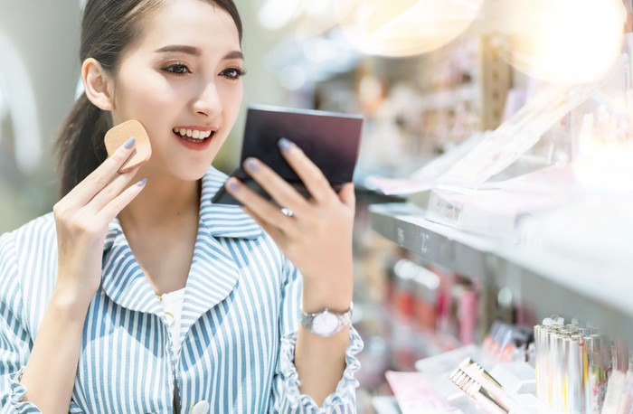 Lawan godaan beli makeup, skincare, baju, celana, atau hijab terbaru hanya karena packaging-nya lucu dan tampak terlihat bagus di influencer yang menggunakannya. Belanja kompulsif ini bisa memicu menumpuknya sampah, apalagi jika kamu merasa tidak cocok dengan produk tersebut./ Foto: Freepik.com/Lifestylememory