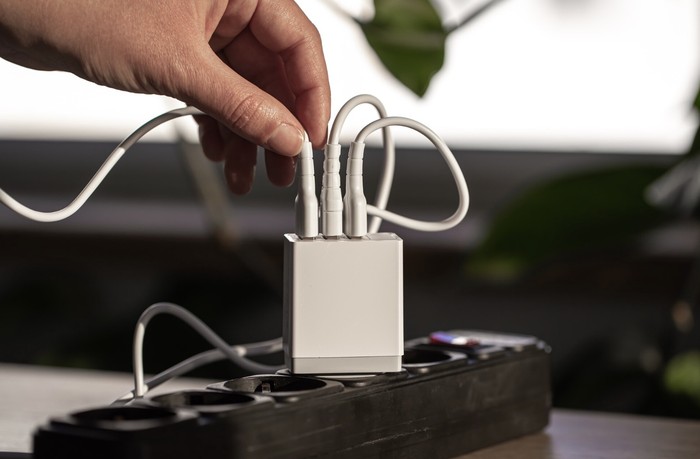 Hemat pemakaian listrik seperti dengan mematikan lampu saat tidak digunakan dan mencabut charger ponsel jika sudah tidak dibutuhkan./ Foto: Freepik.com/pvproductions