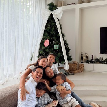 Terpopuler: Artis Beda Agama Rayakan Natal vs Rumah Rp50 M Aura Kasih