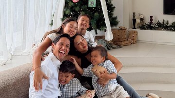 Gosip Terkini Selebriti Insertlive : Terpopuler: Artis Beda Agama Rayakan Natal vs Rumah Rp50 M Aura Kasih