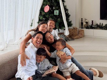 Terpopuler: Artis Beda Agama Rayakan Natal vs Rumah Rp50 M Aura Kasih