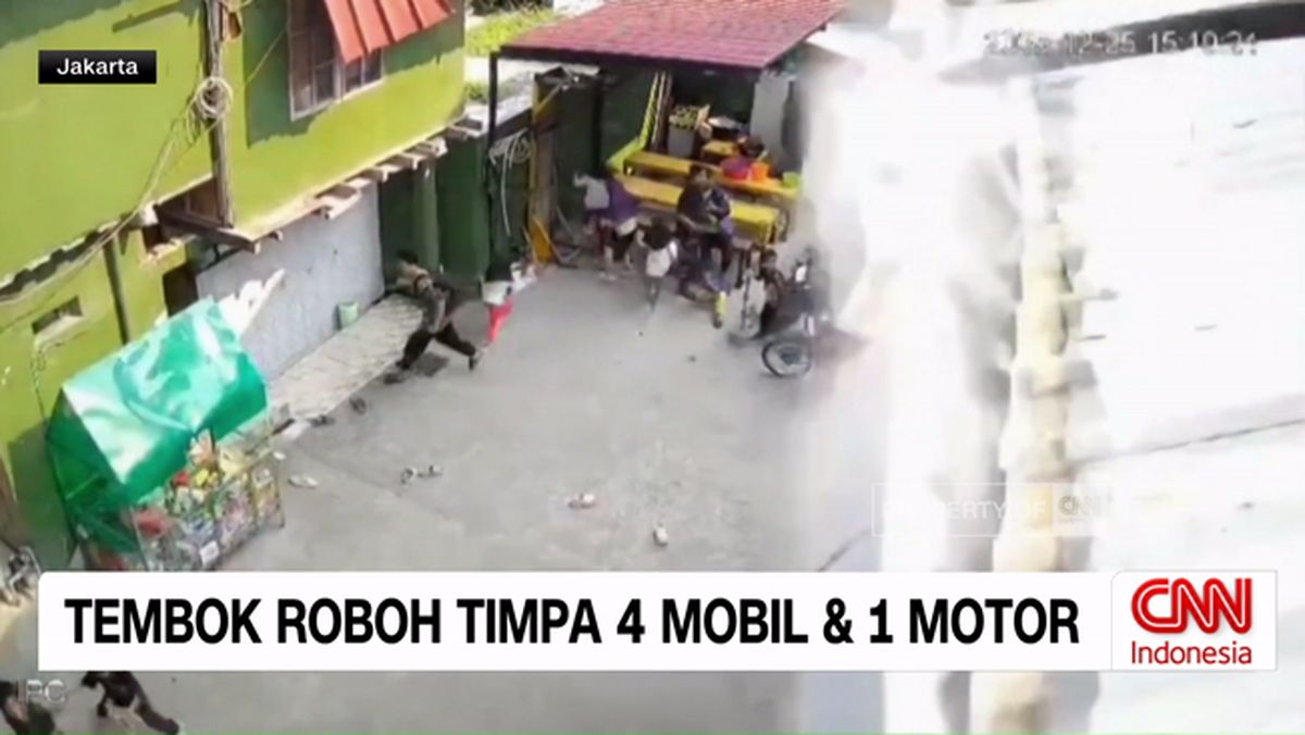 VIDEO: CCTV Detik-detik Tembok Roboh Timpa 4 Mobil dan Motor
