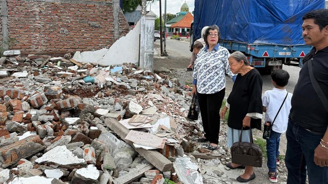 Nenek Elina Widjajanti, warga Surabaya yang diusir paksa segerombol ormas dari rumahnya, menjalani pemeriksaan di Polda Jawa Timur.