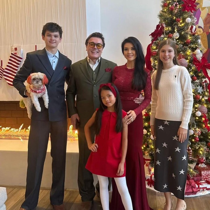 <p>Di Hari Natal, momen berkumpul bersama keluarga selalu terasa spesial ya, Bunda. Begitu pula dengan chef selebriti Farah Quinn, yang merayakan Natal bersama keluarga kecilnya di Amerika Serikat. Momen ini ia rayakan bareng sang suami, Charles Jost, dan kedua anak Farah, Armand dan Amaira. (Foto: Instagram @farahquinnofficial)</p>