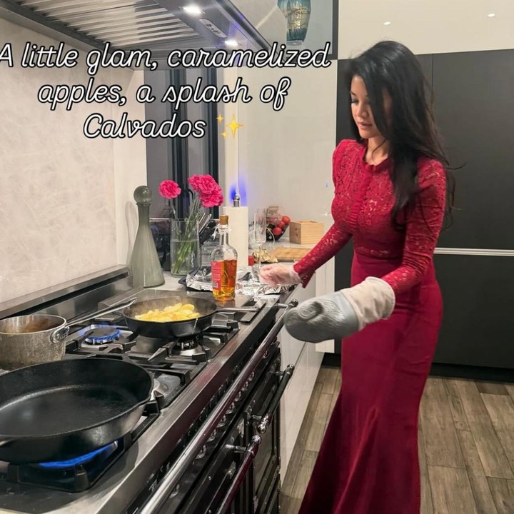 <p>Chef berusia 45 tahun ini menyiapkan sendiri hidangan Natalnya, Bunda.&nbsp;Terlihat dalam potretnya, Farah membuat hidangan klasik asal Prancis, yakni foie gras panggang alias sajian yang dibuat dari hati angsa atau bebek.&nbsp;"Sedikit sentuhan glamor, apel karamel, dan sedikit Calvados. Foie gras panggang dengan apel tumis dan Calvados. Hidangan klasik yang disukai keluarga kami," ungkap Farah Quinn. (Foto: Instagram @farahquinnofficial)</p>