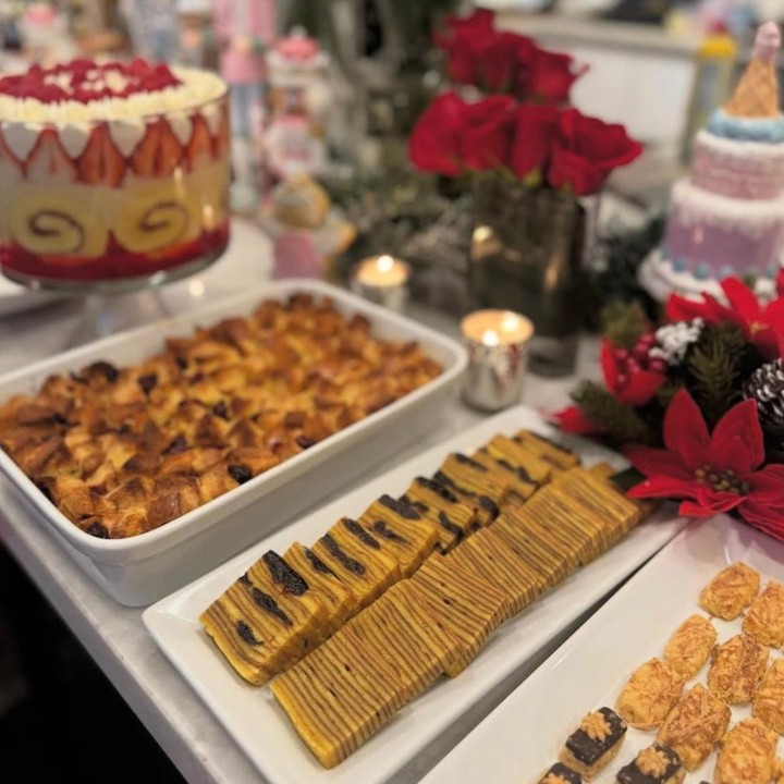 <p>Enggak lengkap rasanya kalau tidak ada sentuhan Indonesia di perayaan Natal Farah Quinn. Selain hidangan utama, ia juga menyajikan kue tradisional lapis legit, lengkap dengan dekorasi bunga cantik yang bernuansa Natal. (Foto: Instagram @farahquinnofficial)</p>