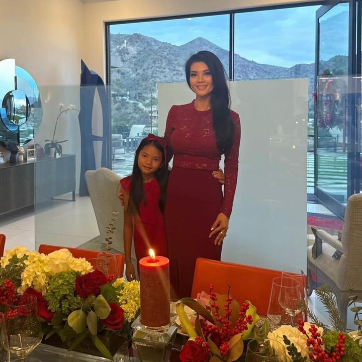 <p>Walau hanya merayakan Natal di rumah saja, hal itu tidak mengurangi keseruan keluarga Farah Quinn, Bunda. Ia dan putrinya, Amaira, tampil <em>all out</em> mengenakan <em>outfit</em>&nbsp;Natal berwarna merah yang serasi. (Foto: Instagram @farahquinnofficial)</p>