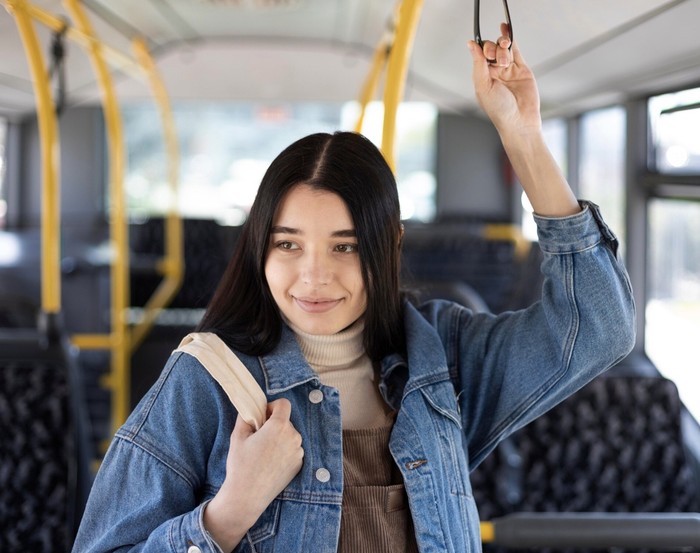 Rutin menggunakan transportasi umum tidak hanya menurunkan angka kemacetan, tapi juga menekan munculnya polusi dan membuatmu jadi lebih sehat./ Foto: Freepik.com