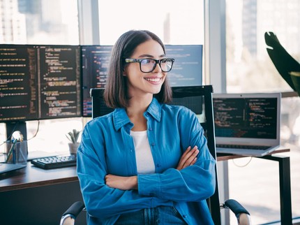 8 Sikap yang Jadi Bukti Kamu Lebih Cerdas dari Perkiraan Diri Sendiri Menurut Psikolog