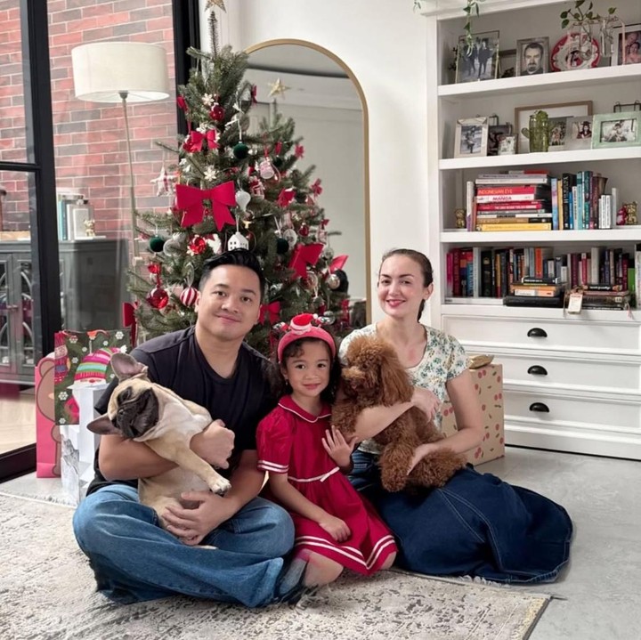 <p>Aktris Rianti Cartwright juga ikut membagikan momen perayaan Natal bareng keluarga kecilnya. Perempuan kelahiran Bandung, Jawa Barat ini memilih merayakan Natal 2025 secara sederhana di rumah. Dalam unggahannya, terlihat putri semata wayangnya, Cara Rose Kanaya Nainggolan, tampil manis mengenakan <em>dress</em> Natal berwarna merah. "Selamat Natal dari Keluarga Nainggolan," ungkap Rianti melalui Instagram Story-nya. (Foto: Instagram @riantic)</p>