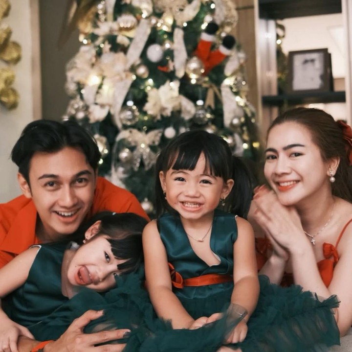 <p>Perayaan Hari Natal memang paling seru kalau dirayakan bareng keluarga. Momen hangat ini juga dimanfaatkan para artis Tanah Air untuk<em> quality time</em> di rumah saat Natal 2025. Salah satunya keluarga Felicya Angelista dan Caesar Hito yang merayakan Natal bersama kedua putri mereka, Graziella Bible dan Zefanya Graneth. Keluarga kecil ini juga tampil kompak mengenakan busana khas Natal bernuansa merah dan hijau, Bunda. "Selamat Natal dari keluarga kecil kami, untuk kalian semua. KiraNYA damai sejahtera &amp; sukacita Natal menyertai kita semua setiap hari. Tuhan Yesus memberkati dan menyertai!" tulis Felicya melalui unggahan di Instagramnya. (Foto: Instagram @felicyangelista_)</p>