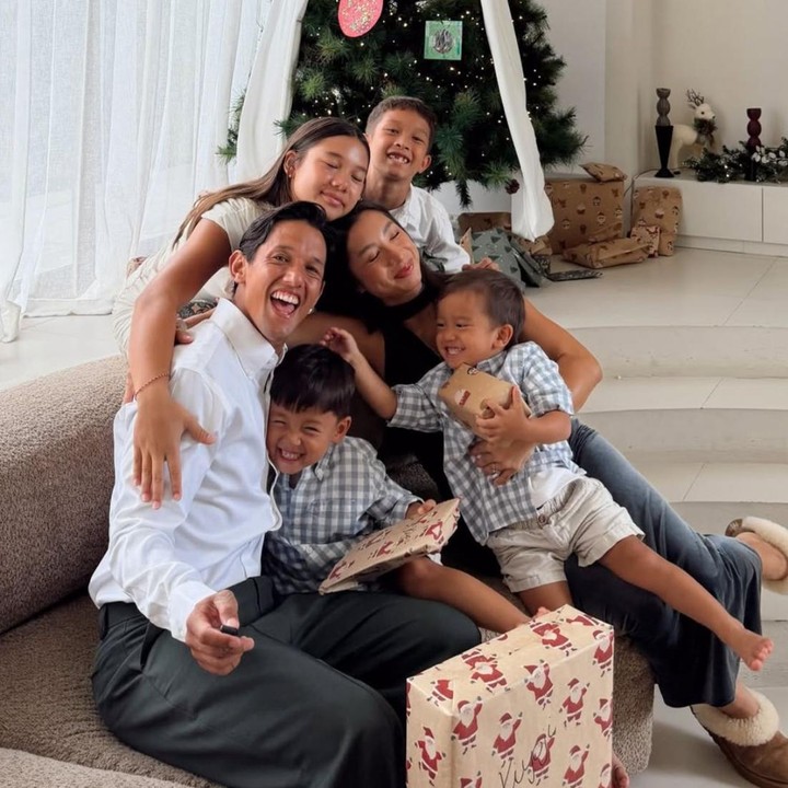 <p>Keluarga Jennifer Bachdim juga memilih merayakan Natal 2025 di rumah bersama keluarganya, Bunda. Momen kebersamaan mereka pun terasa semakin menyenangkan lewat berbagai lomba kecil-kecilan hingga makan bersama. Tak hanya itu saja, Bunda empat anak ini juga membagikan pesan manis di Hari Natal. "Selamat Natal, bersama cinta #<em>team</em>Bachdim," kata Jennifer Bachdim lewat Instagramnya. (Foto: Instagram @jenniferbachdim)</p>