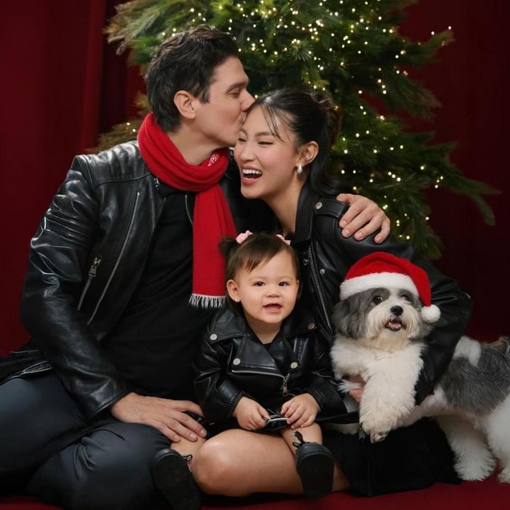 <p>Presenter sekaligus model Patricia Gouw menghabiskan momen Natal 2025 bersama keluarga kecilnya. Melalui unggahan di Instagram, Patricia membagikan hasil <em>photoshoot</em> Natal bersama sang suami, Daniel Bertoli, dan putri mereka, Zoe Herper Bertoli. Dalam potretnya, keluarga kecil ini terlihat kompak mengenakan <em>outfit leather jacket</em>&nbsp;yang berwarna hitam, Bunda. "Yang kami inginkan untuk Natal hanyalah&hellip; momen ini. Selamat Natal dari keluarga Bertoli," tulis Patricia Gouw dikutip dari akun Instagram <em>@patriciagouw</em>. (Foto: Instagram @patriciagouw)</p>