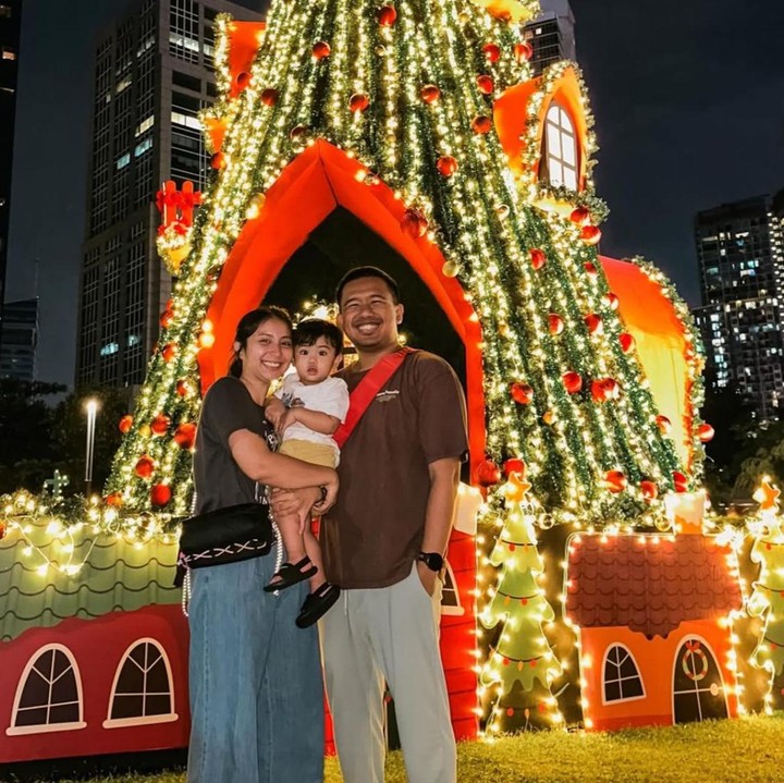 <p>Mantan penyanyi cilik Joshua Suherman membagikan momen Natal 2025 yang sedikit berbeda di tahun ini, Bunda. Ia mengunggah potretnya bersama sang istri, Clairine Clay, dan putranya, Elio B Suherman, di depan pohon Natal yang diambil beberapa waktu lalu. Bukan tanpa alasan, hal ini karena Elio sedang sakit demam di Natal tahun ini, Bunda. "<em>Merry Christmas</em> semuanyaaa! ini foto awal Desember, karna Natal kali ini Elio lagi demam, doain cepet sembuh yaaa," kata Joshua melalui Instagramnya. (Foto: Instagram @jojosuherman)</p>