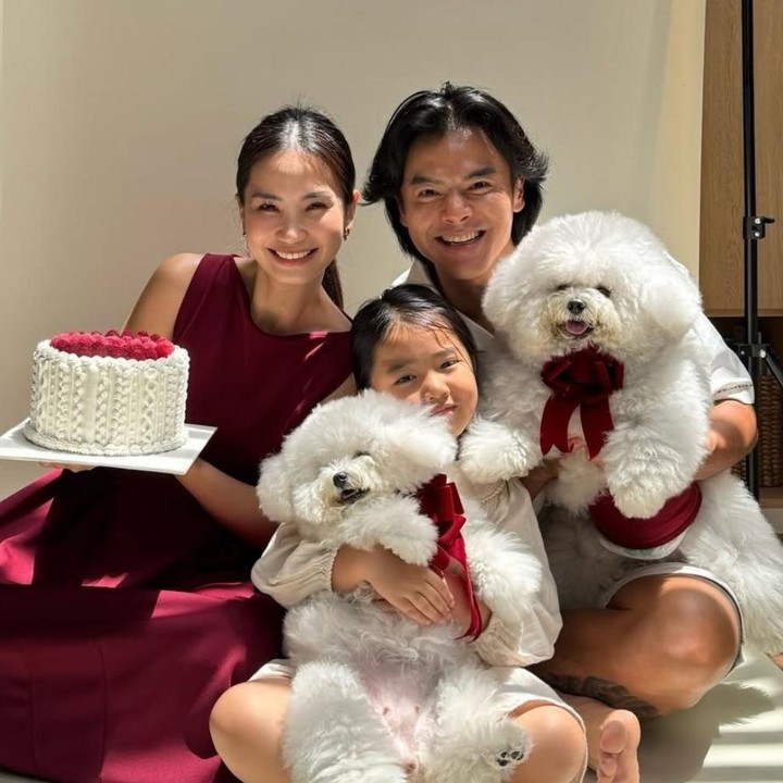 <p>Aktor Dion Wiyoko ikut membagikan momen perayaan Natal 2025 bersama keluarga kecilnya. Pemeran film <em>Sore: Istri dari Masa Depan</em> ini tampil kompak mengenakan busana Natal bernuansa maroon&nbsp;dan putih bersama sang istri, Florencia Fiona Anthony, serta putri kecil mereka, Gianna Mae Wiyoko. Dalam potret yang dibagikan, keluarga kecil ini juga terlihat menyiapkan kue sebagai pelengkap perayaan Natal. "Selamat Natal yang meriah dan penuh sukacita untuk semuanya!" ujar Florencia. (Foto: Instagram @dionwiyoko)</p>