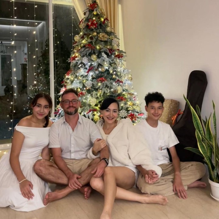 <p>Keluarga Dewi Rezer memilih merayakan Natal 2025 di rumah dengan berkumpul bareng keluarganya, Bunda. Dalam momen tersebut, mereka kompak mengenakan <em>outfit</em> serba putih dengan dekorasi Natal yang menghiasi rumah. Lewat unggahan di Instagram, Dewi Rezer menuliskan pesan manis di Hari Natal. "Semalam terasa seperti berkat yang tenang. Melihat keluargaku berkumpul, mendengar tawa yang familiar, memeluk erat orang-orang yang pernah kudoakan. Sebagai seorang ibu, hatiku terasa penuh dengan cara yang tak dapat diungkapkan dengan kata-kata. Bersyukur kepada Yesus atas kasih karunia-Nya yang tak henti-hentinya, atas kasih yang semakin dalam seiring waktu, dan atas keluarga yang Dia percayakan kepadaku. Natal ini, hatiku dipenuhi rasa syukur,". (Foto: Instagram @rezerdewi)</p>