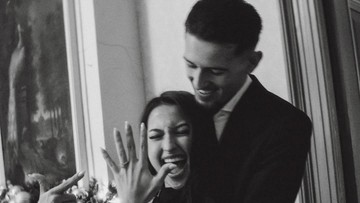 Berita Viral Selebriti dari InsertLive : Unggah Foto Berlatar Biru, Jennifer Coppen dan Justin Hubner akan Nikah?