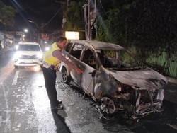 Mobil Bawa Turis Turki Ludes Terbakar di Badung, Percikan Api Muncul di Kap