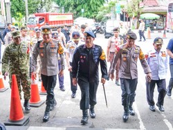 Brimob Polda Metro Cek Pospam untuk Pengamanan Operasi Lilin Jaya 2025