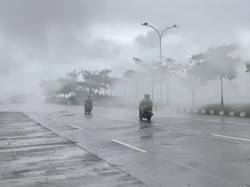 Asap Pembakaran Sampah Mengepul di Jalan Leimena Makassar Ganggu Pengendara