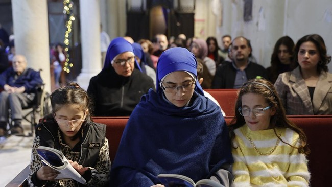 Cahaya gemerlap lampu pohon Natal dan dekorasi musim liburan tak bisa menyembunyikan kenyataan pahit situasi di Gaza