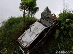 Mobil Wisatawan Asal Demak Terperosok ke Ladang Cabai di Bansari Temanggung