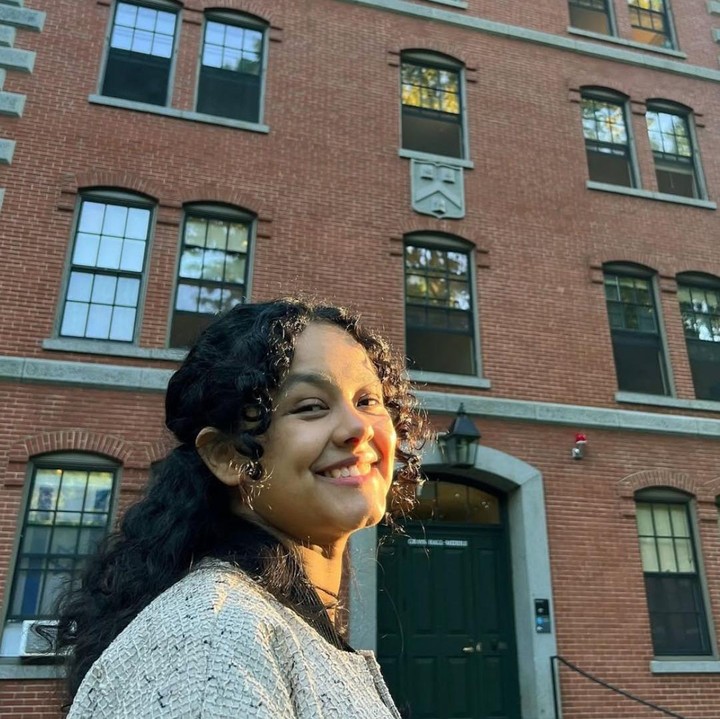 <p>Putri sulung mantan Gubernur Jakarta, Anies Baswedan, Mutiara Annisa Baswedan, kini sudah memiliki seorang anak dari pernikahannya dengan Ali Saleh Alhuraiby. Meski sudah berkeluarga, Mutiara tetap melanjutkan studinya di Harvard University, Bunda. Ia pun kini bertolak ke Amerika Serikat bersama sang suami dan putra semata wayangnya, Ibrahim. (Foto: Instagram @mutiarabaswedan)</p>