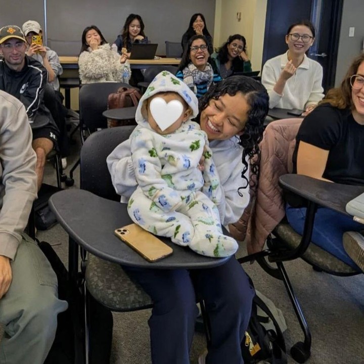 <p>Saat sedang kuliah, Tia sering membawa sang anak untuk pergi bersamanya, Bunda. Meski baru berusia enam bulan, ia pun senang mengajak Si Kecil ke kampus dan sering membagikan momen itu lewat Instagramnya. &ldquo;Kehidupan akhir-akhir ini,&rdquo; kata Tia. (Foto: Instagram @mutiarabaswedan)</p>