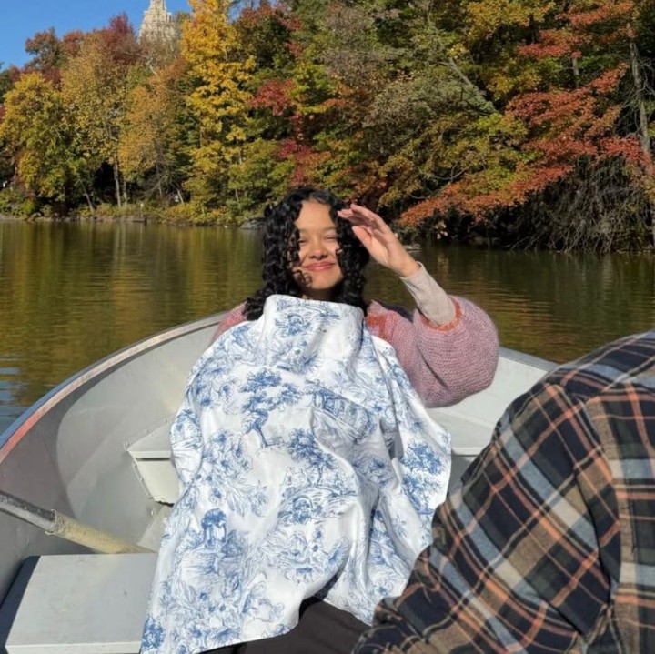 <p>Tak hanya saat kuliah, Tia juga mengajak anaknya menaiki perahu untuk berjalan-jalan, Bunda. Meski kini jauh dari keluarga, Tia terlihat begitu menikmati setiap momen berharganya bersama sang putra. (Foto: Instagram @mutiarabaswedan)</p>