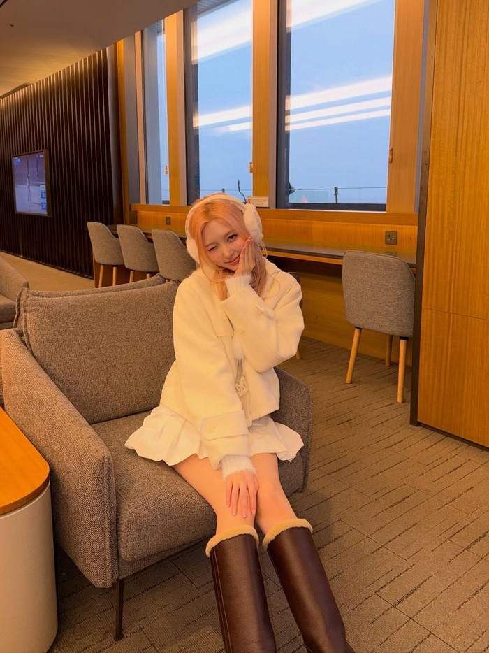 Pada 14 Desember 2025 lalu, Gaeul IVE mengunggah sederet potret dirinya memakai outfit dan earmuff musim dingin serba putih serta sepatu bot kulit warna cokelat. Penampilan manis sang idol pun sontak mencuri perhatian./ Foto: instagram.com/fallingin__fall