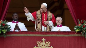 Paus Leo Serukan Perdamaian Dunia pada Malam Paskah di Vatikan