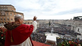 FOTO: Paus Leo Serukan Perdamaian Dunia dalam Pesan Natal di Vatikan