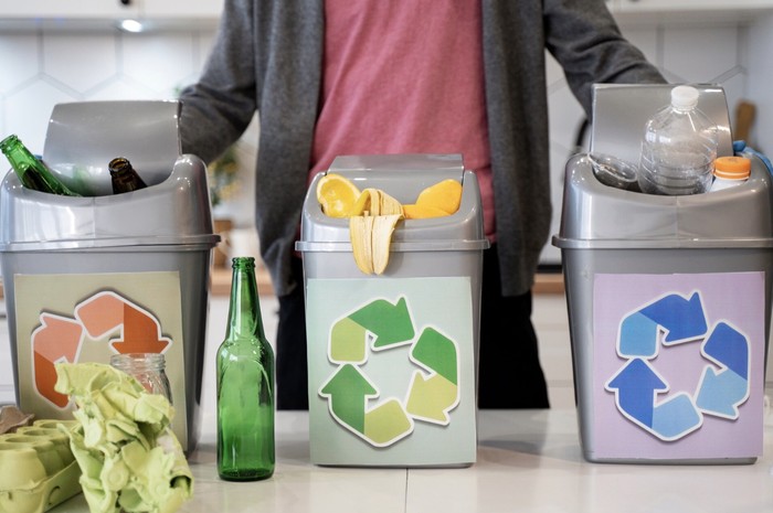 Memilah sampah dari rumah akan membantu proses pengelolaan sampah di TPA/TPS jadi lebih efektif./ Foto: Freepik.com