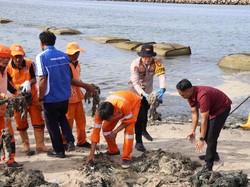 Jelang Libur Akhir Tahun, Polres Kepulauan Seribu Ajak Warga Bersihkan Pantai