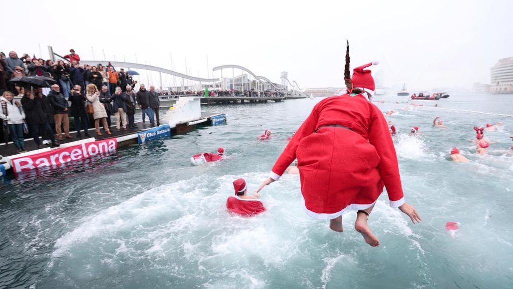 FOTO: Tradisi Seru Berenang Saat Pagi Natal di Negara-Negara Eropa