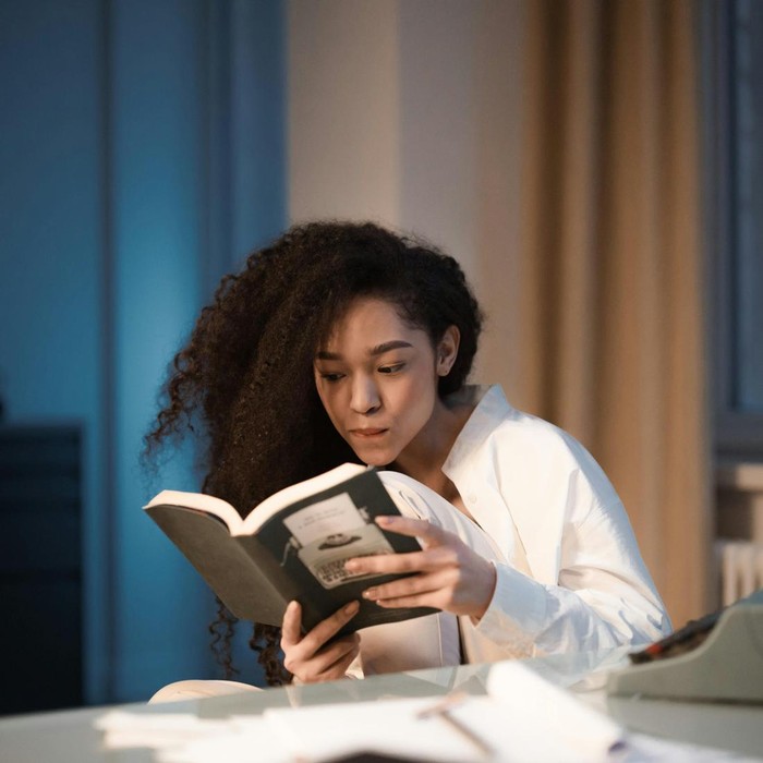 Membaca buku fiksi dapat meningkatkan empati dan kecerdasan emosional. Melansir dari laman Forbes, menenggelamkan diri kita dalam narasi fiksi melibatkan area otak yang terkait dengan kognisi sosial dan empati, seperti anterior temporal lobes.