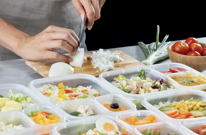 Hindari membuang bahan makanan dengan membuat menu makan secara cermat dan habiskan makanan yang sudah dimasak./ Foto: Freepik.com