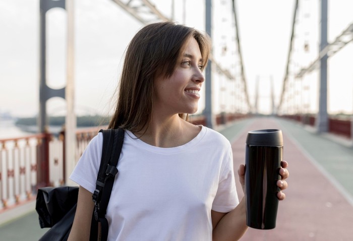 Jangan ragu untuk menolak pemakaian wadah plastik sekali pakai dengan menggantinya menggunakan botol minum dan wadah makan reusable untuk menurunkan jumlah sampah wadah sekali pakai./ Foto: Freepik.com