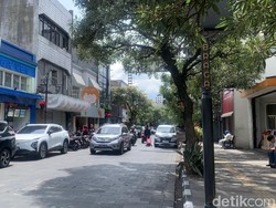 Ramai Saat Nataru, Pengunjung Harap Braga Bandung Bebas Kendaraan