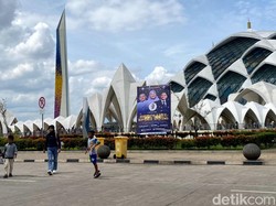 Geliat Wisatawan Kunjungi Masjid Al Jabbar di Libur Tahun Baru