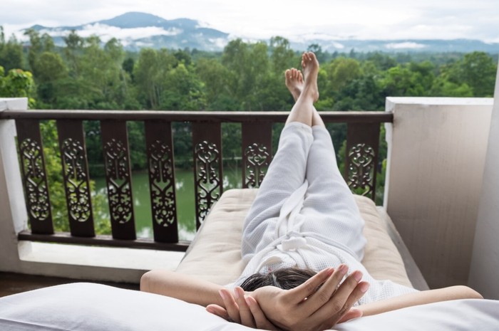 Taurus lebih suka kenyamanan dan hidup tenang. Cocok banget liburan dengan staycation di resort dengan pemandangan indah./ Foto: Freepik.com/snowing