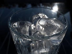 Benarkah Kebanyakan Minum Air Es Bikin Gemuk? Ini Faktanya Menurut Dokter Gizi