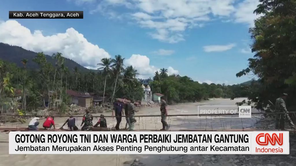VIDEO: Gotong Royong TNI Dan Warga Perbaiki Jembatan Gantung